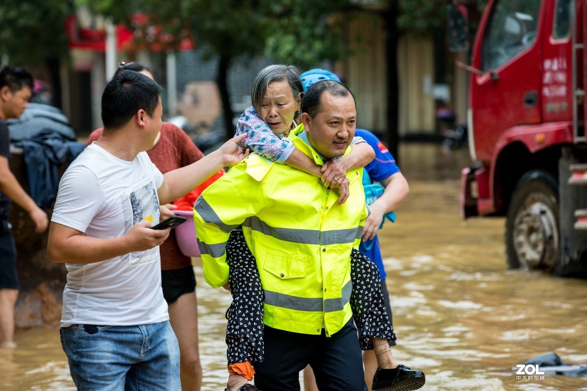 江西峡江：洪水来袭 水边镇党员干部“乘风破浪”逆行而上
