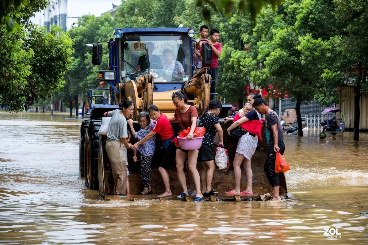 江西峡江：洪水来袭 水边镇党员干部“乘风破浪”逆行而上