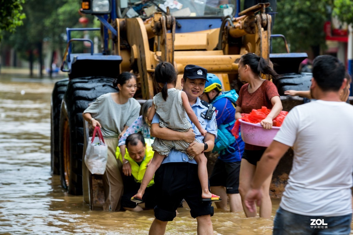 江西峡江：洪水来袭 水边镇党员干部“乘风破浪”逆行而上