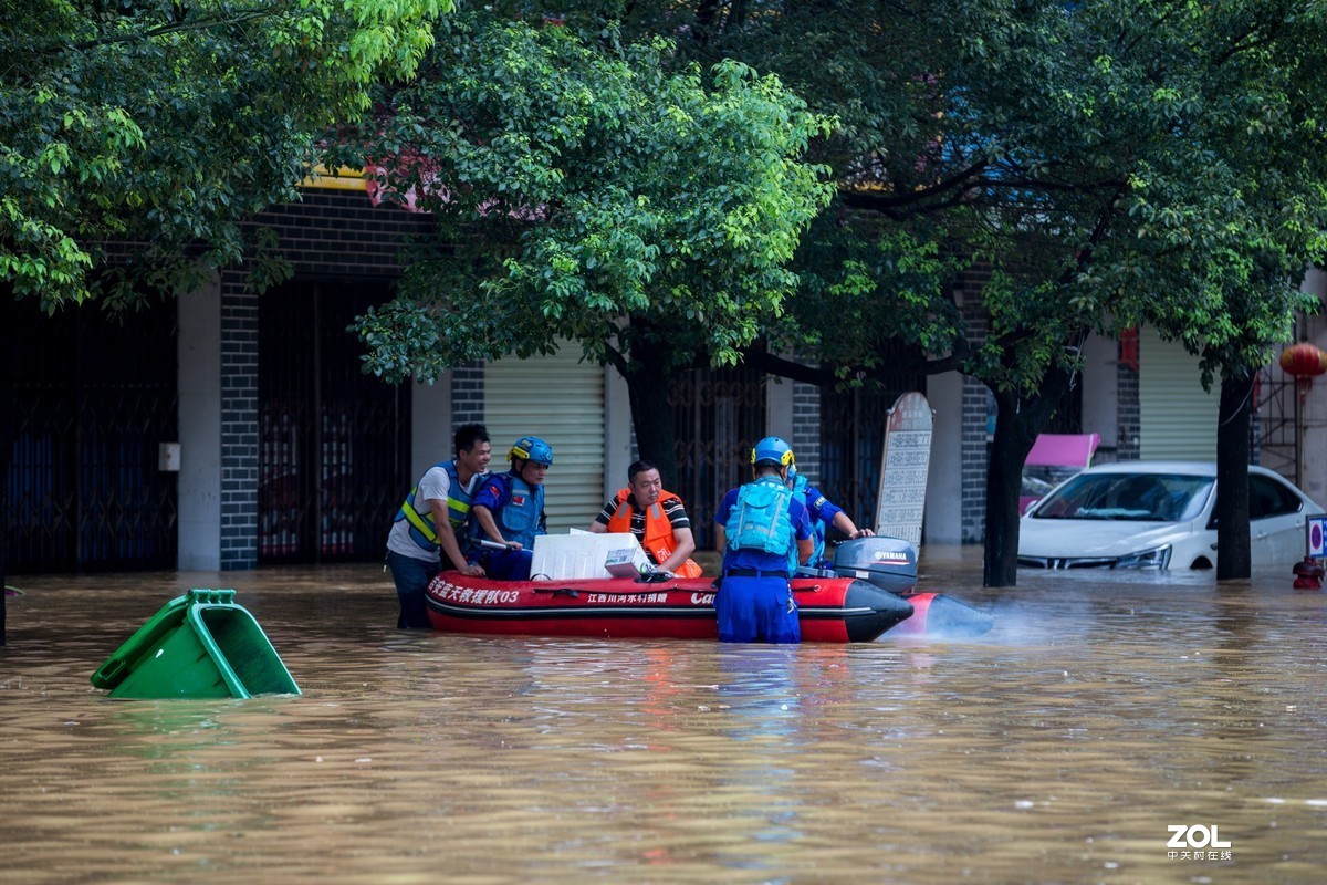 江西峡江：洪水来袭 水边镇党员干部“乘风破浪”逆行而上