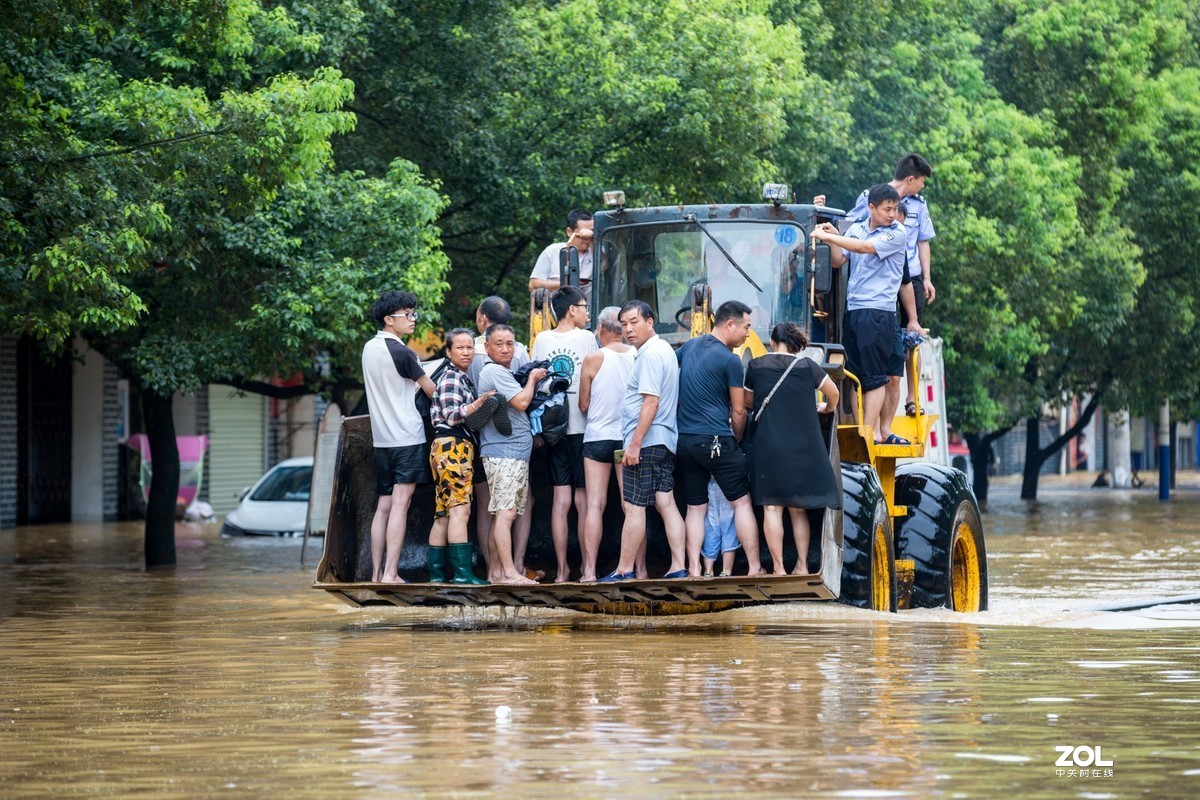 江西峡江：洪水来袭 水边镇党员干部“乘风破浪”逆行而上