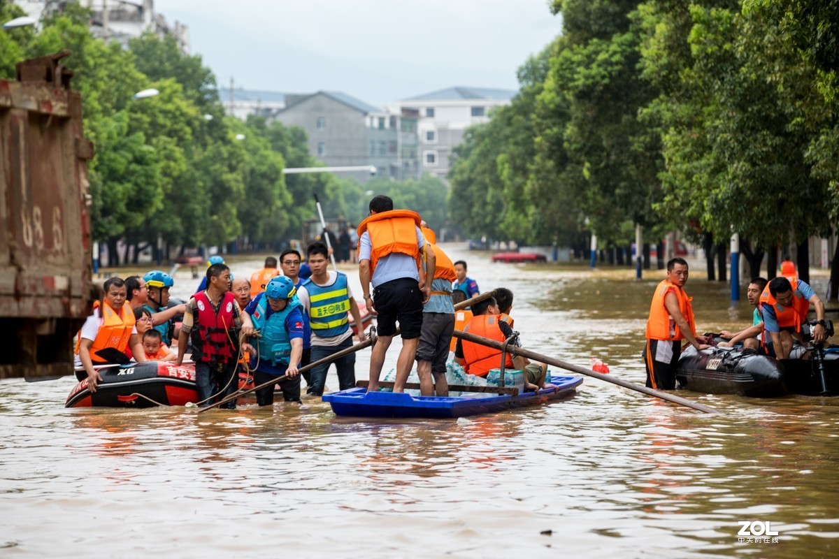 江西峡江：洪水来袭 水边镇党员干部“乘风破浪”逆行而上