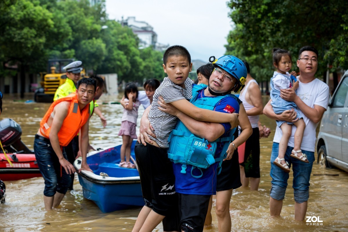江西峡江：洪水来袭 水边镇党员干部“乘风破浪”逆行而上