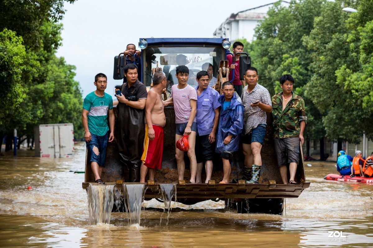 江西峡江：洪水来袭 水边镇党员干部“乘风破浪”逆行而上