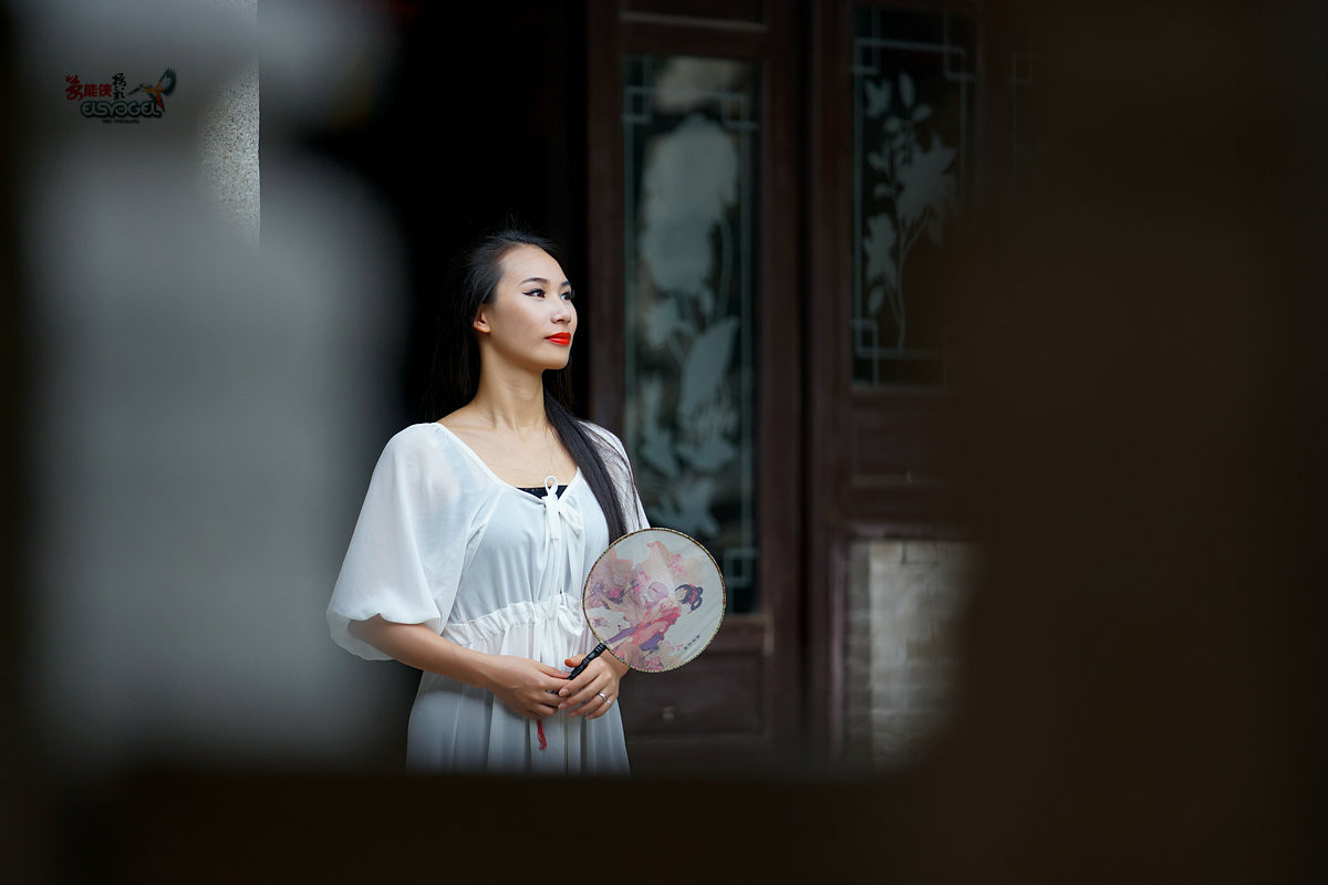 逢简水乡【庭园深深之白衣少女】-----胧女