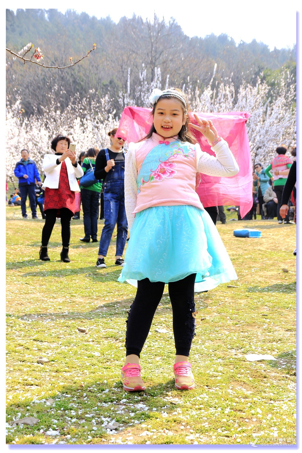 #ZOL月赛-三月风光无限好#金山杏花林女孩