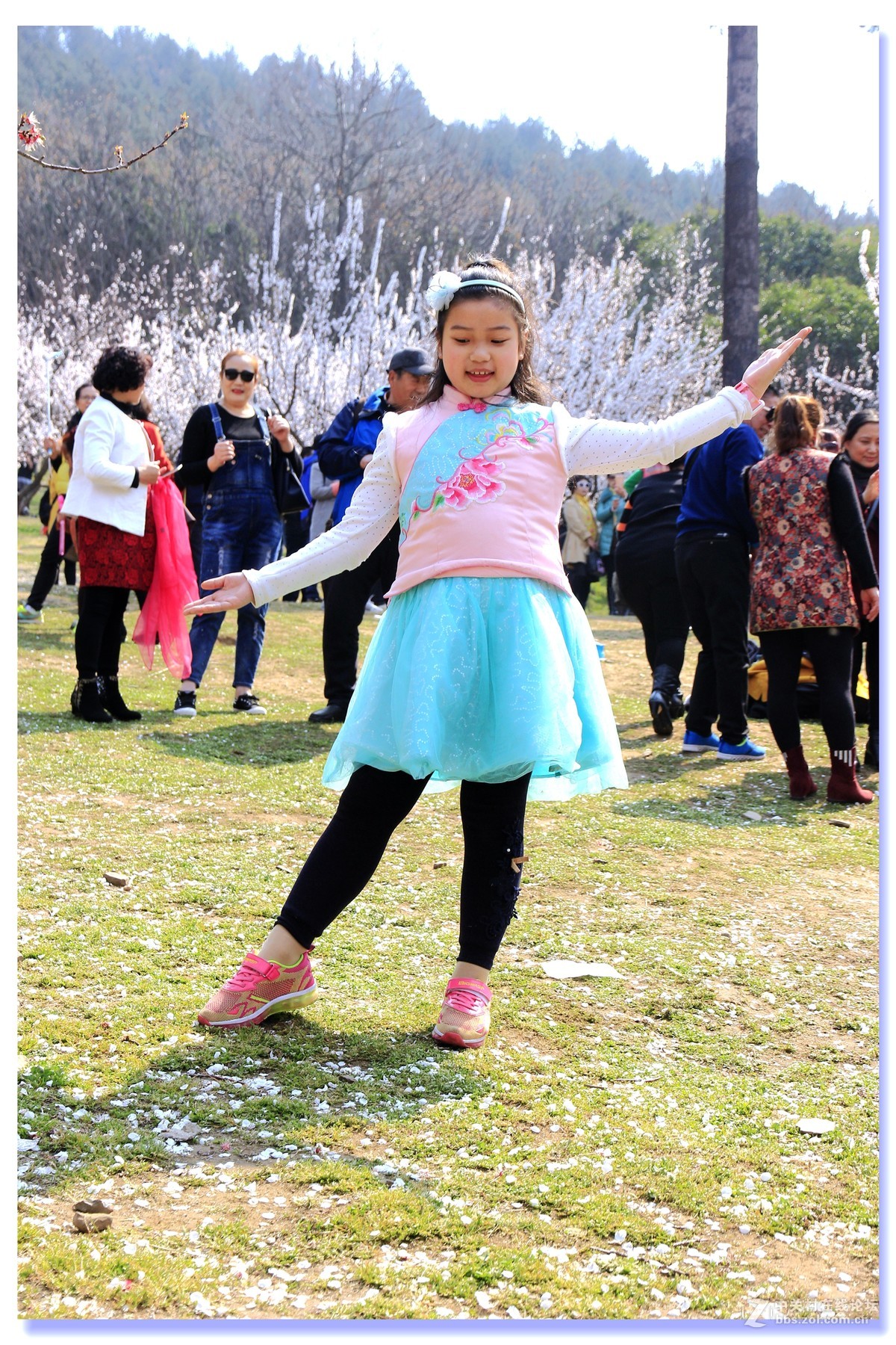#ZOL月赛-三月风光无限好#金山杏花林女孩