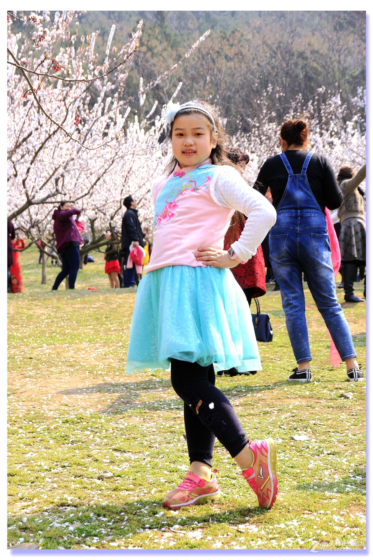 #ZOL月赛-三月风光无限好#金山杏花林女孩