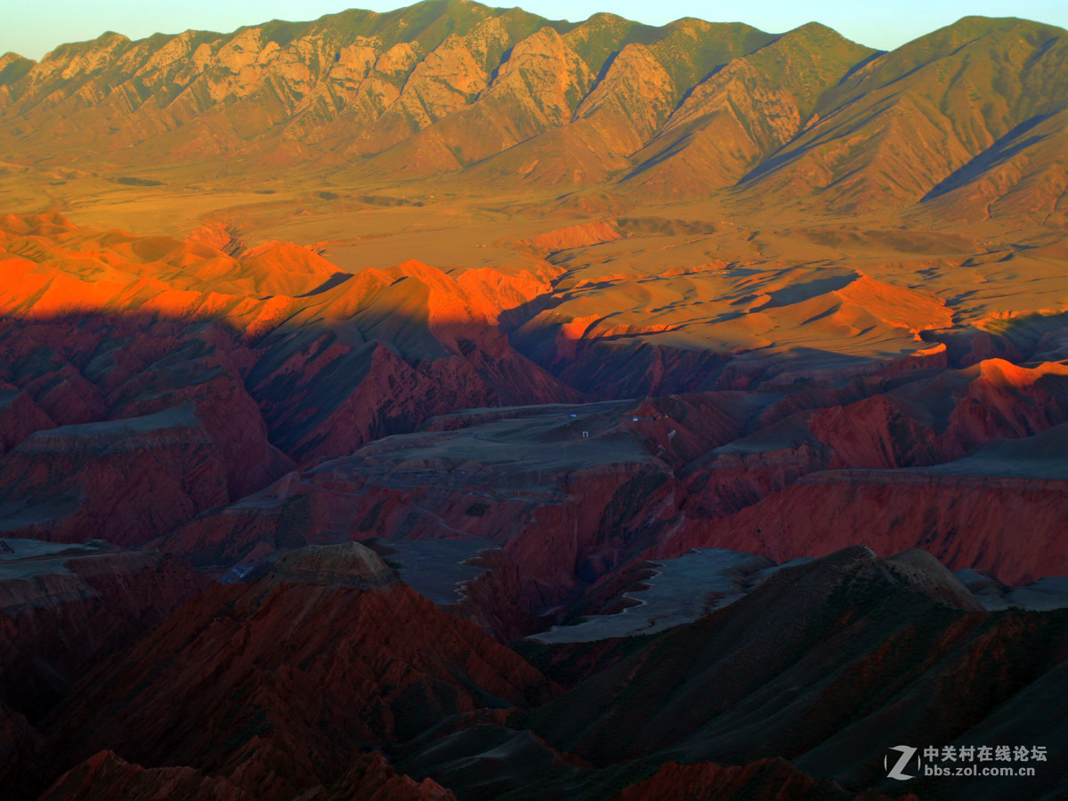 努尔加峡谷的落日景象