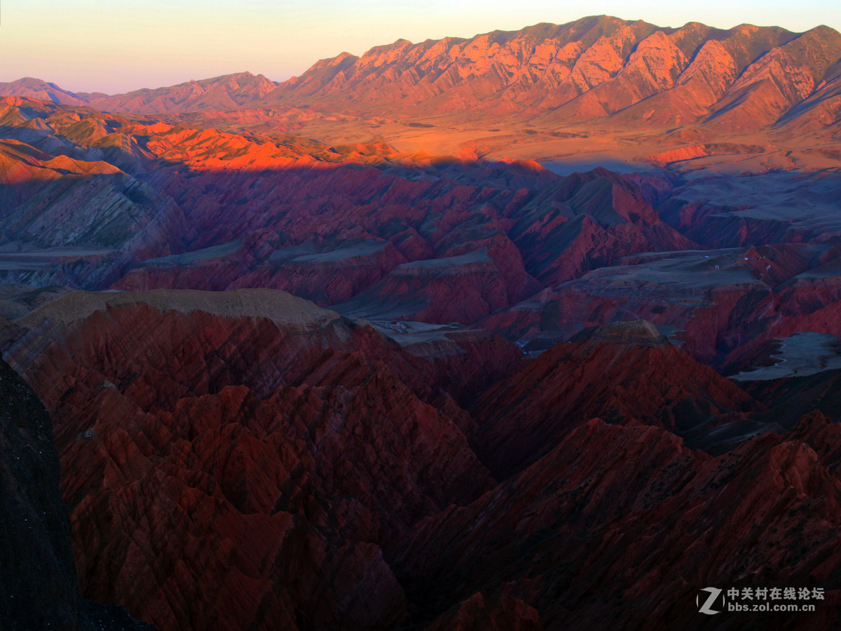 努尔加峡谷的落日景象