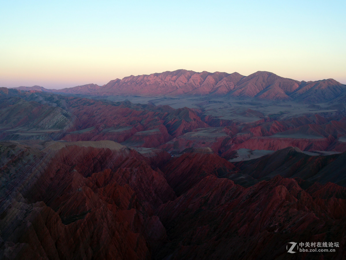 努尔加峡谷的落日景象