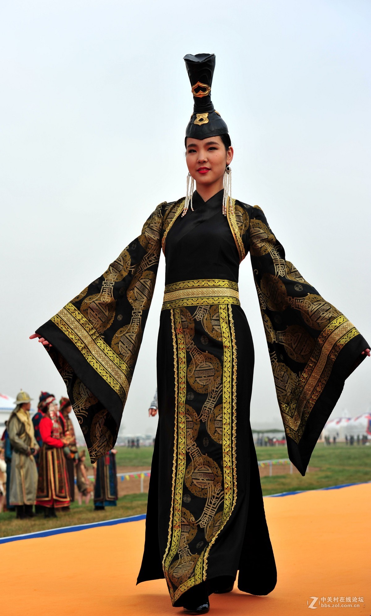 首届中国—蒙古博览会  蒙古模特展示民族现代服饰