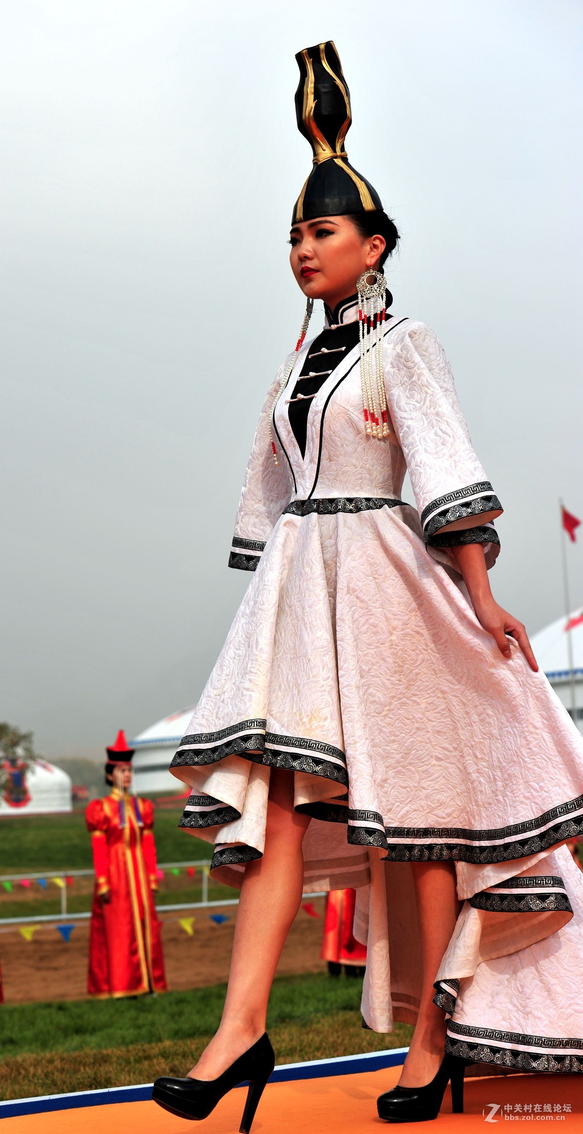 首届中国—蒙古博览会  蒙古模特展示民族现代服饰