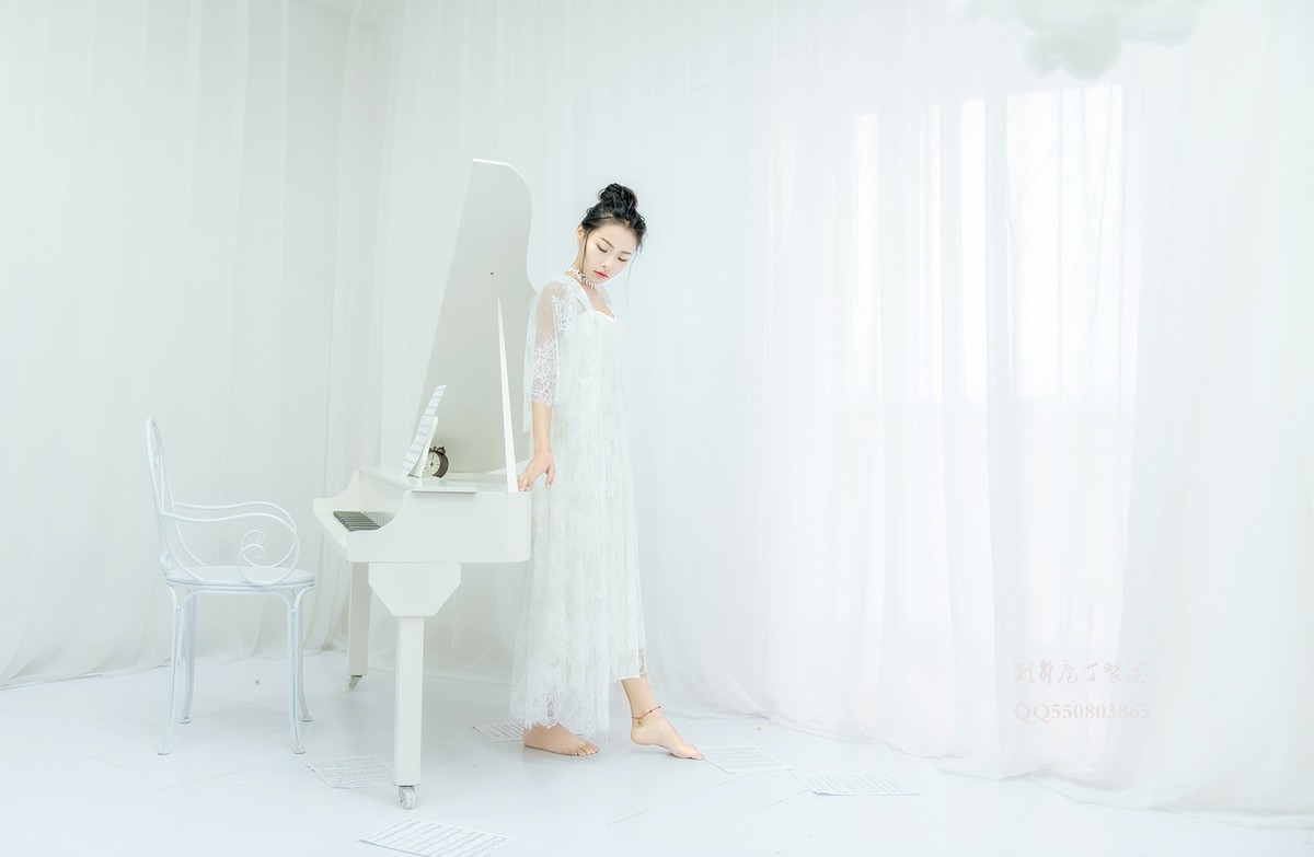 弹琴的少女