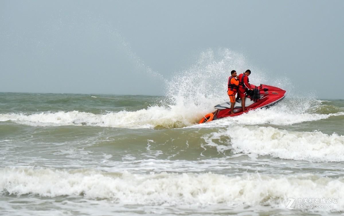 北海银滩海上救生员工作如表演