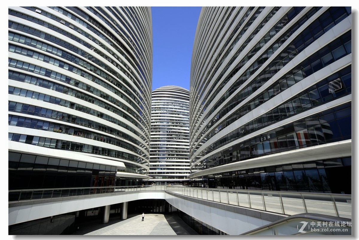 重复的曲线异形建筑