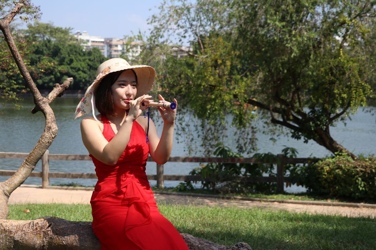 人像吹笛的少女