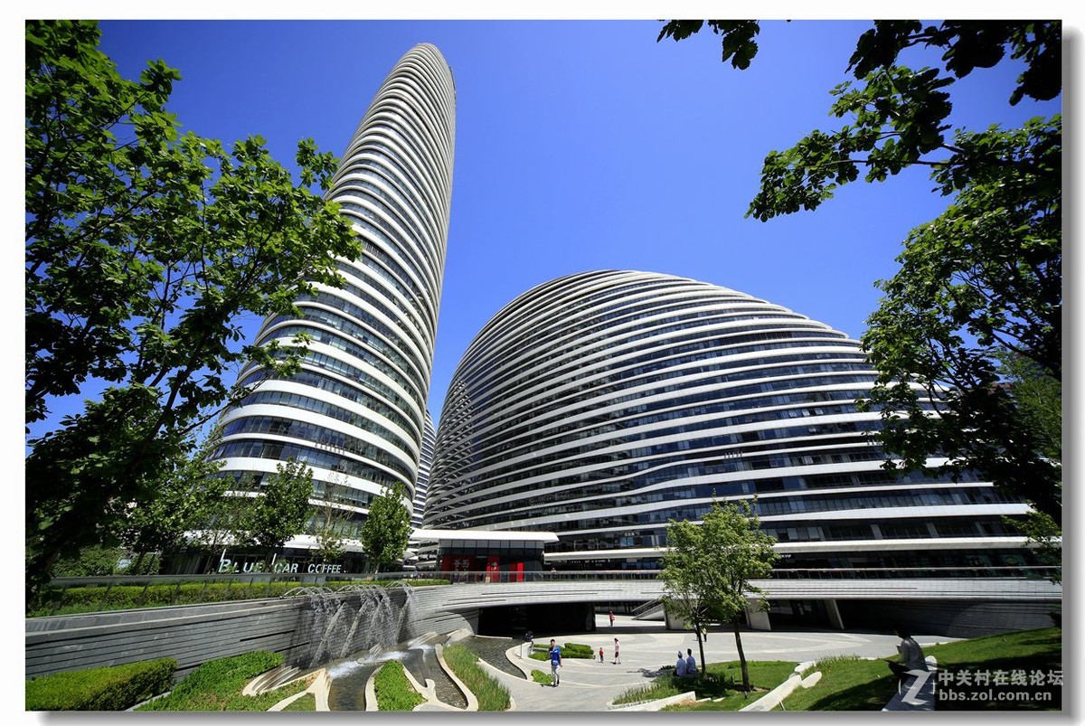 重复的曲线异形建筑