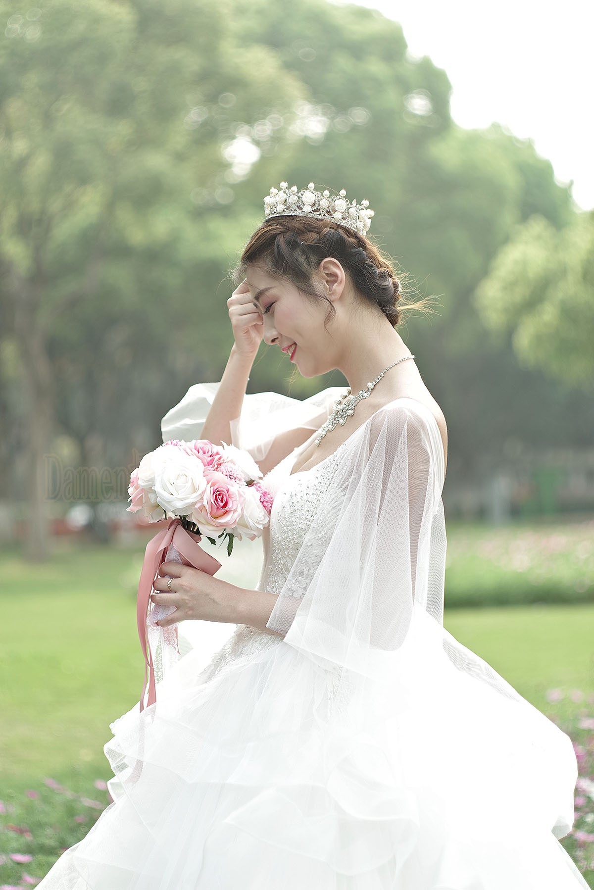 婚纱展现的美女