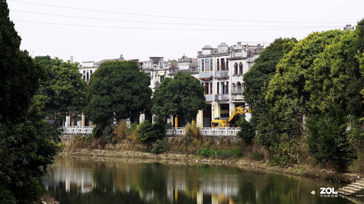 赤坎镇的堤西路被誉为欧陆风情街，沿路商铺建筑风格充满20年代的味道，现在重新打造