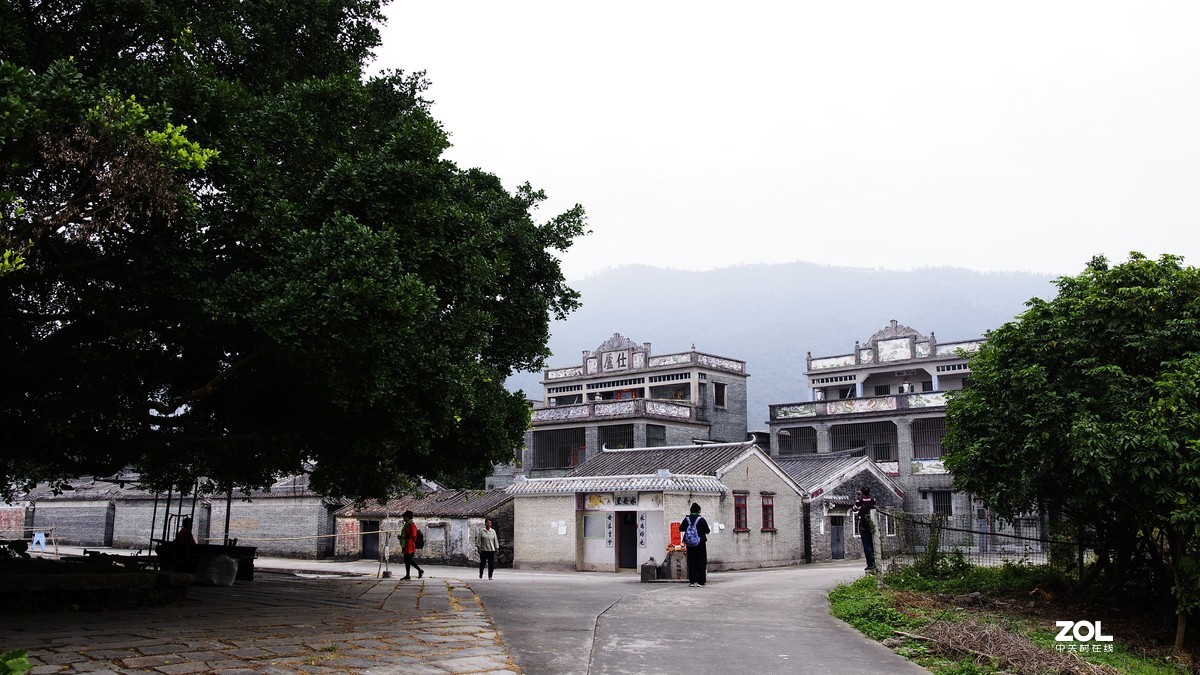 赤坎镇的堤西路被誉为欧陆风情街，沿路商铺建筑风格充满20年代的味道，现在重新打造