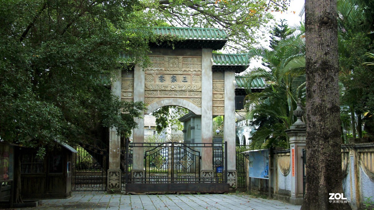 赤坎镇的堤西路被誉为欧陆风情街，沿路商铺建筑风格充满20年代的味道，现在重新打造