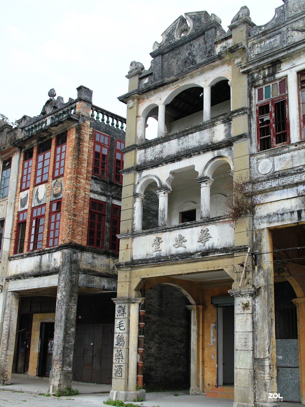 赤坎镇的堤西路被誉为欧陆风情街，沿路商铺建筑风格充满20年代的味道，现在重新打造