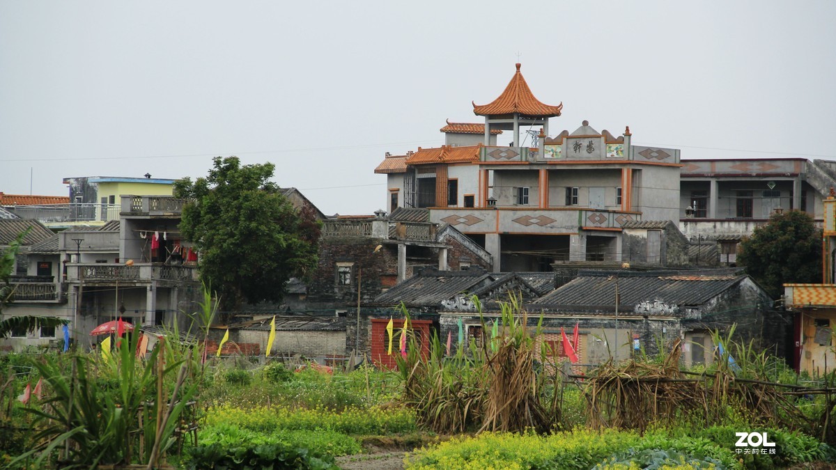 赤坎镇的堤西路被誉为欧陆风情街，沿路商铺建筑风格充满20年代的味道，现在重新打造