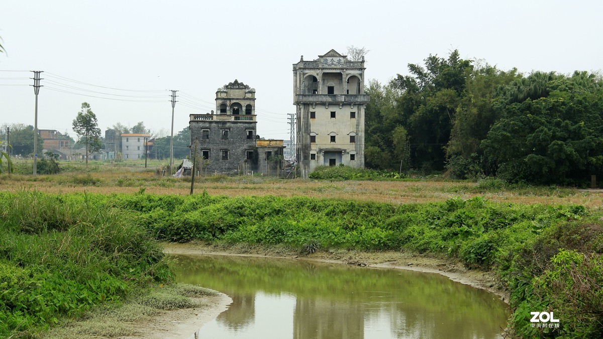 赤坎镇的堤西路被誉为欧陆风情街，沿路商铺建筑风格充满20年代的味道，现在重新打造