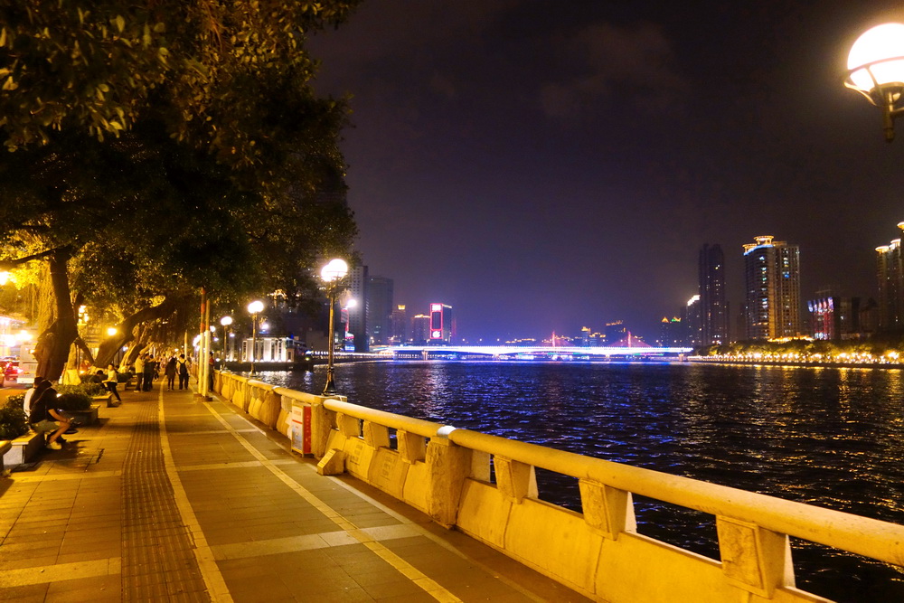 201647急匆匆走过广州