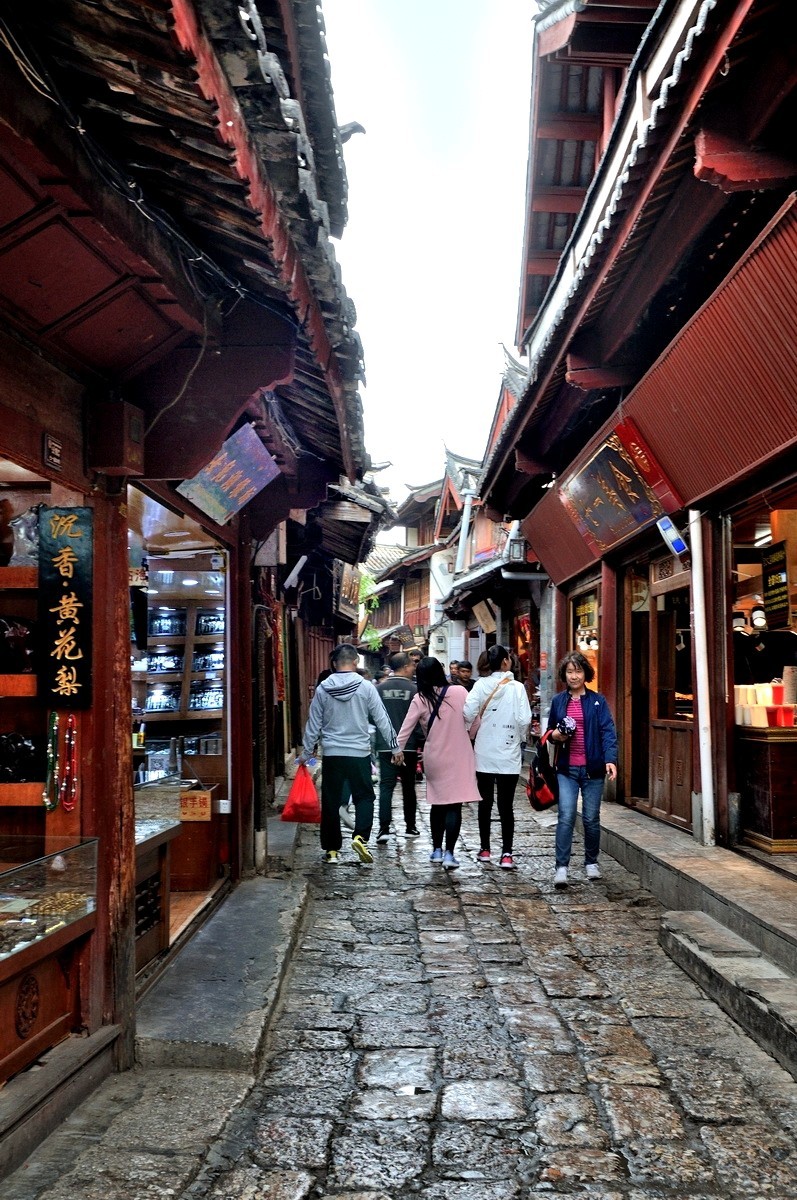 淅沥小雨中的古城