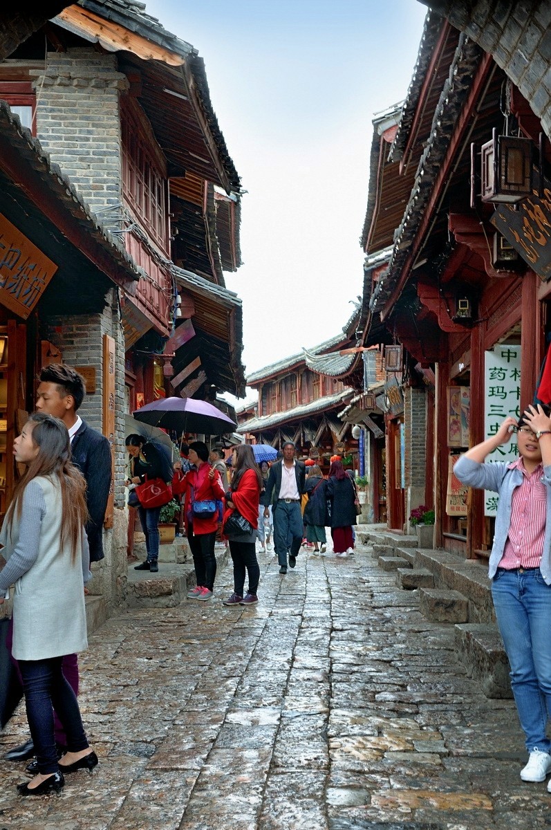 淅沥小雨中的古城