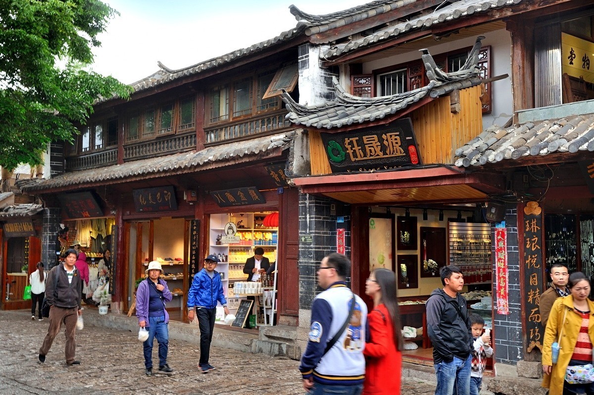 淅沥小雨中的古城