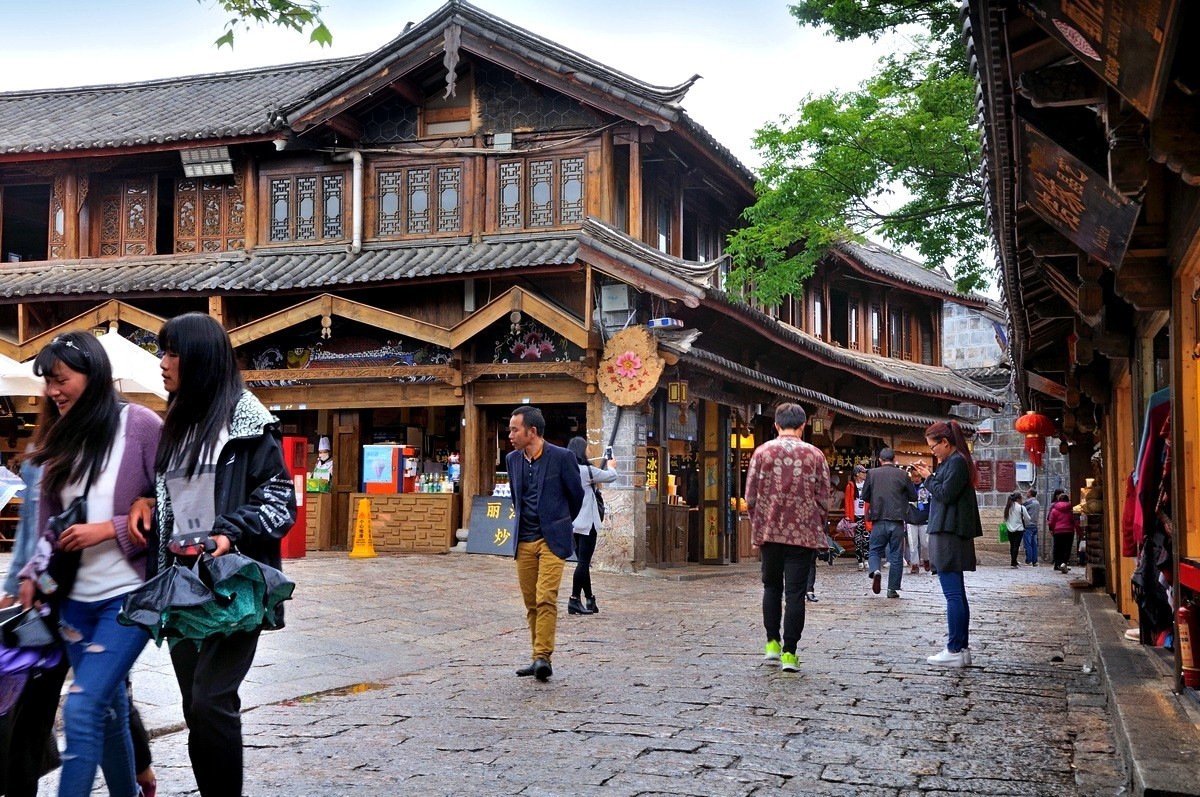 淅沥小雨中的古城