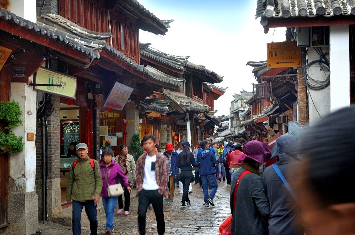 淅沥小雨中的古城