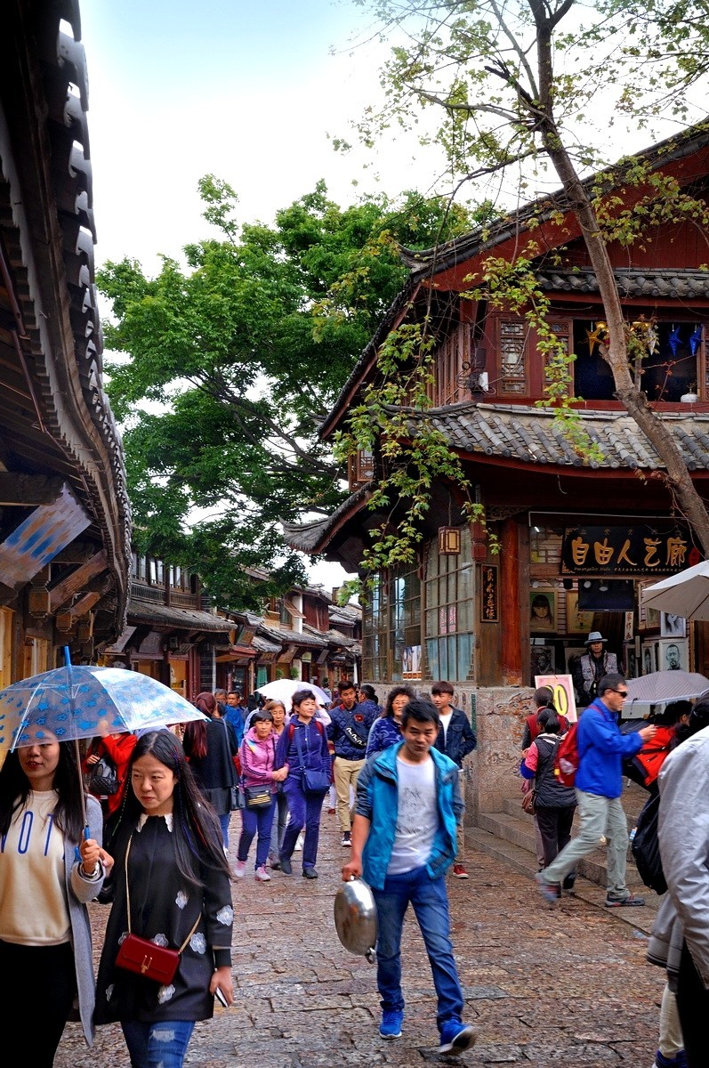 淅沥小雨中的古城