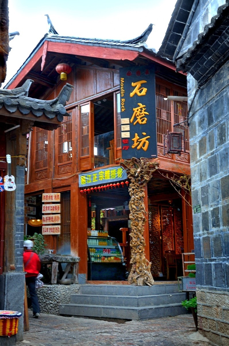 淅沥小雨中的古城