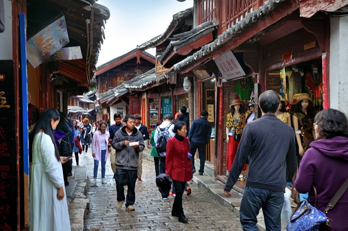 淅沥小雨中的古城