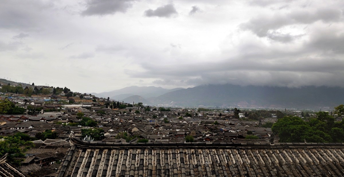 淅沥小雨中的古城