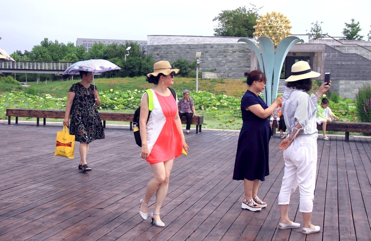 年年花开似相识，岁岁赏花人不同