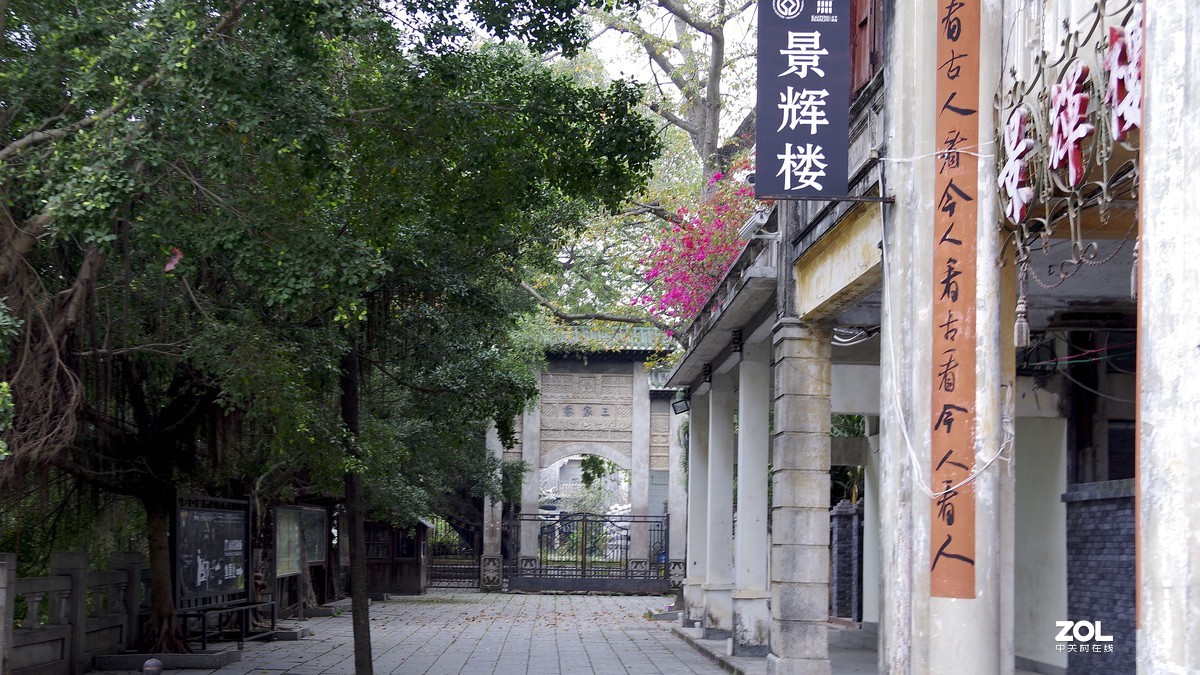 赤坎镇的堤西路被誉为欧陆风情街，沿路商铺建筑风格充满20年代的味道，现在重新打造