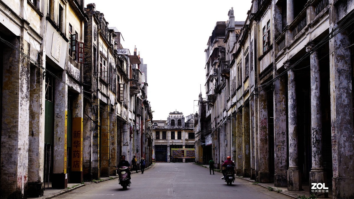 赤坎镇的堤西路被誉为欧陆风情街，沿路商铺建筑风格充满20年代的味道，现在重新打造