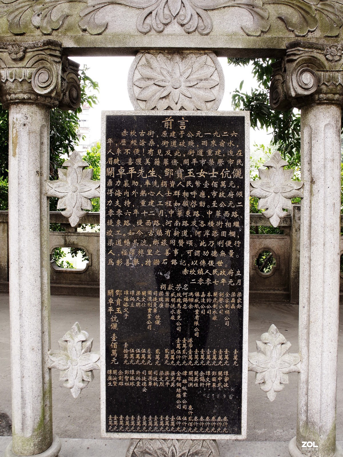 赤坎镇的堤西路被誉为欧陆风情街，沿路商铺建筑风格充满20年代的味道，现在重新打造