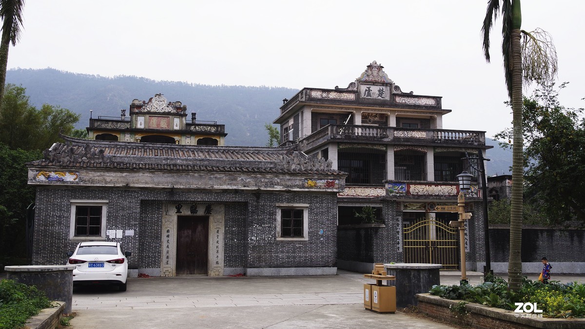 赤坎镇的堤西路被誉为欧陆风情街，沿路商铺建筑风格充满20年代的味道，现在重新打造