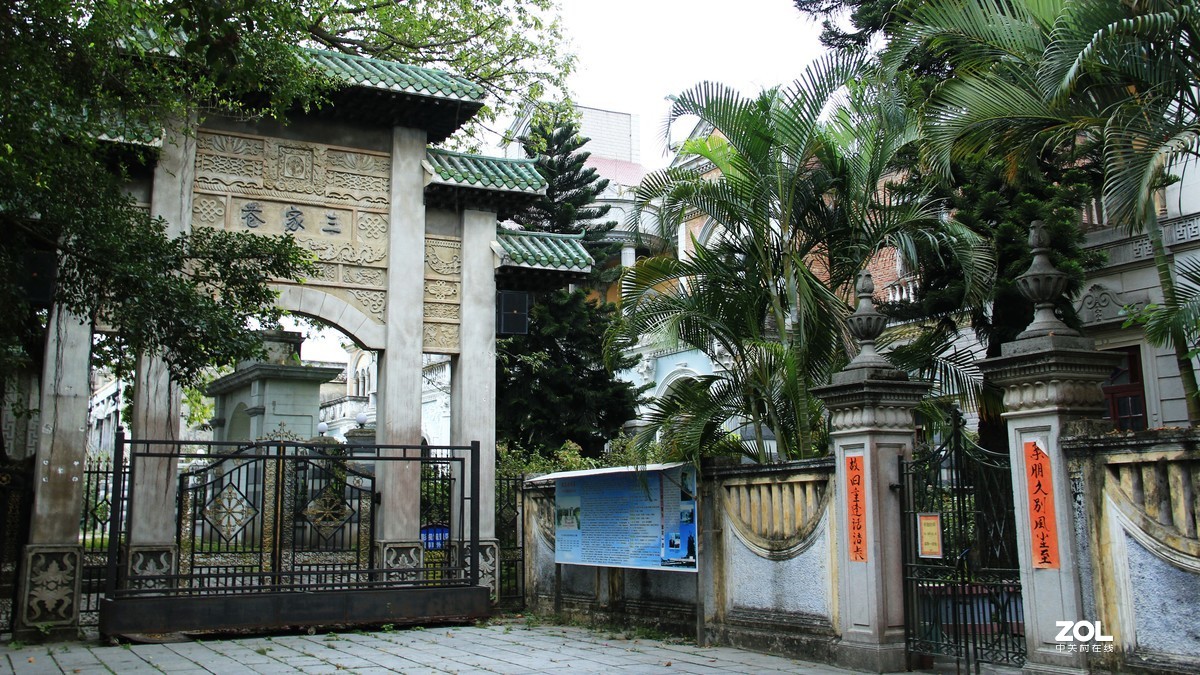 赤坎镇的堤西路被誉为欧陆风情街，沿路商铺建筑风格充满20年代的味道，现在重新打造