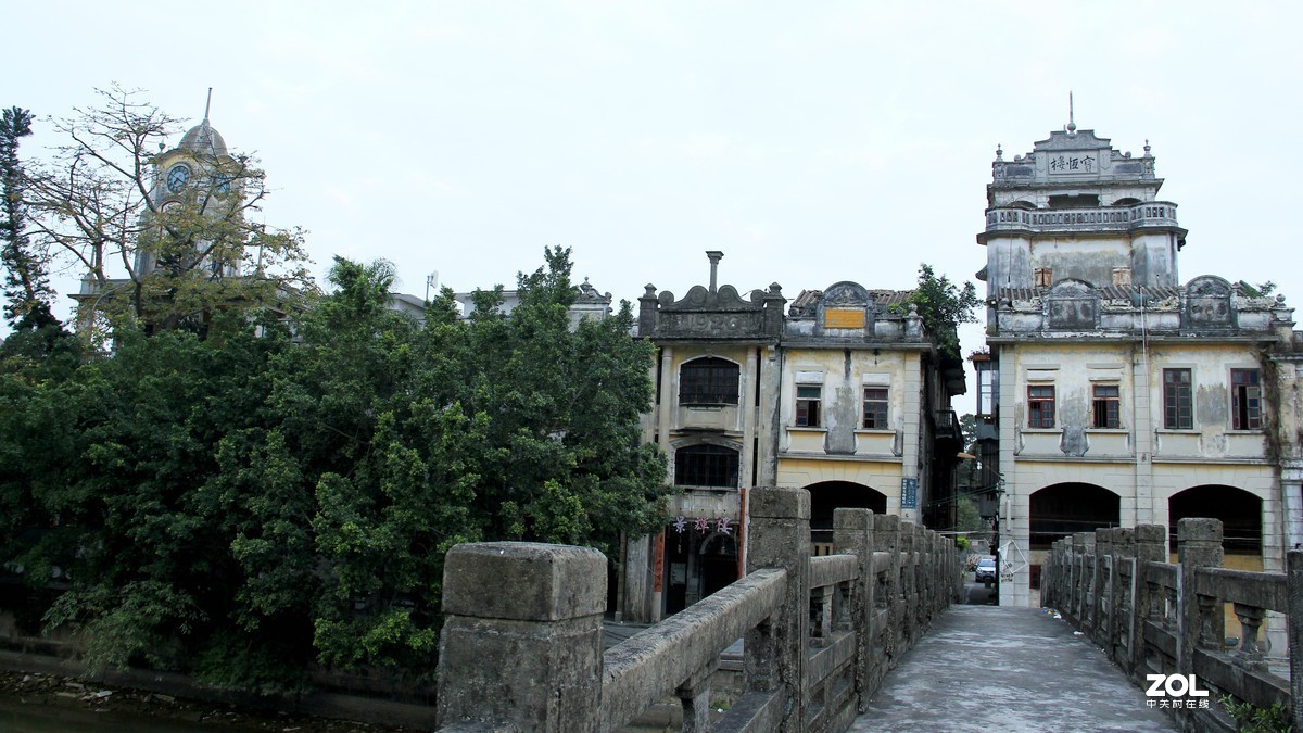 赤坎镇的堤西路被誉为欧陆风情街，沿路商铺建筑风格充满20年代的味道，现在重新打造