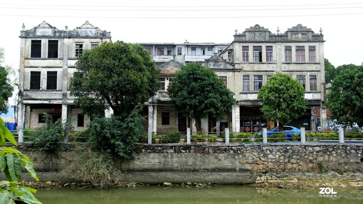 赤坎镇的堤西路被誉为欧陆风情街，沿路商铺建筑风格充满20年代的味道，现在重新打造