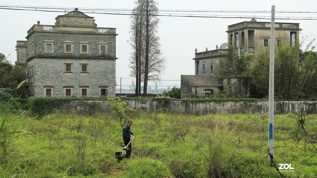 赤坎镇的堤西路被誉为欧陆风情街，沿路商铺建筑风格充满20年代的味道，现在重新打造