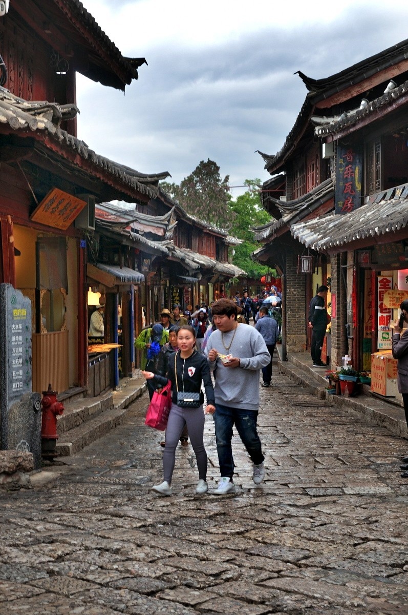 淅沥小雨中的古城