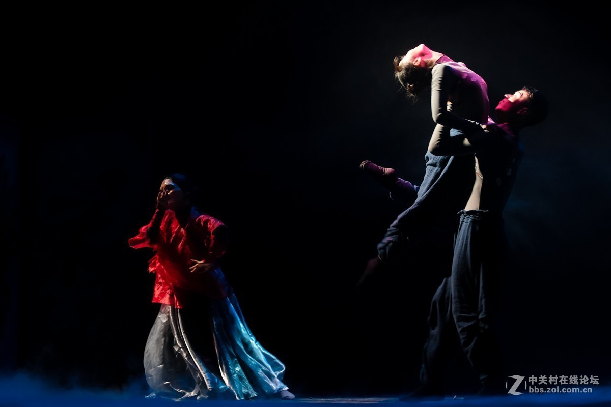 舞蹈“神祗”“逆风行走”演出现场掠影